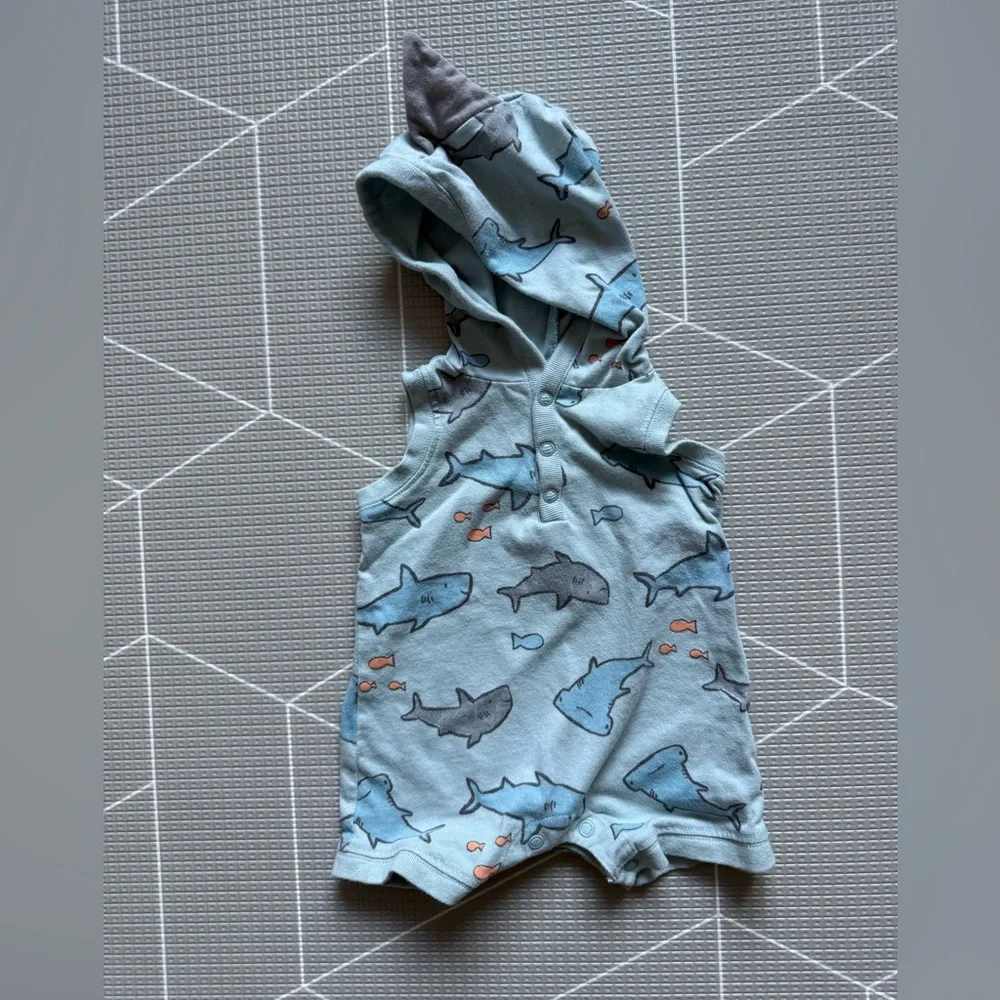 Carters|Baby boy Shark Print sleeveless Romper with Fin Hood,novelty print•Sea